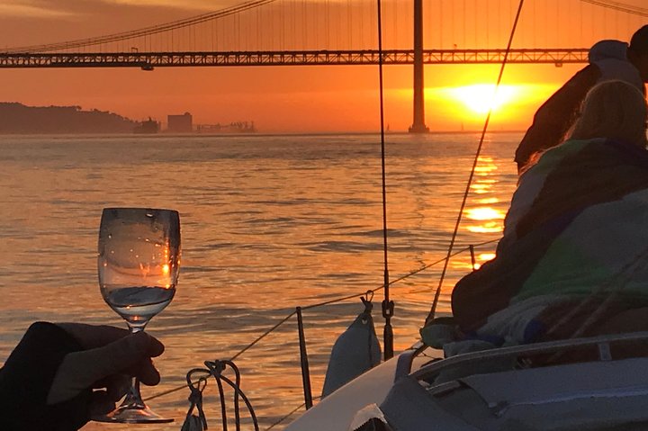 2 Hour Lisbon Sunset and Wine Sailing Tour, photograph 1