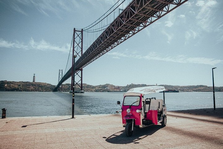 4 Hour Lisbon Private Guided Tour via Tuk Tuk, photograph 1