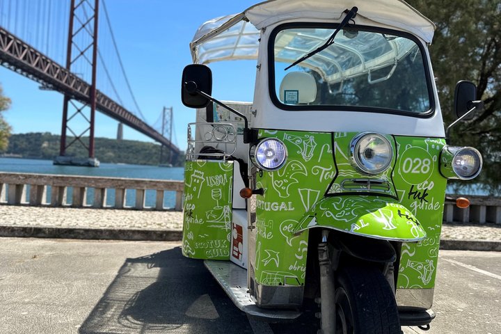 Private Lisbon Tuk Tuk Tour | Customizable Historic Highlights, photograph 1