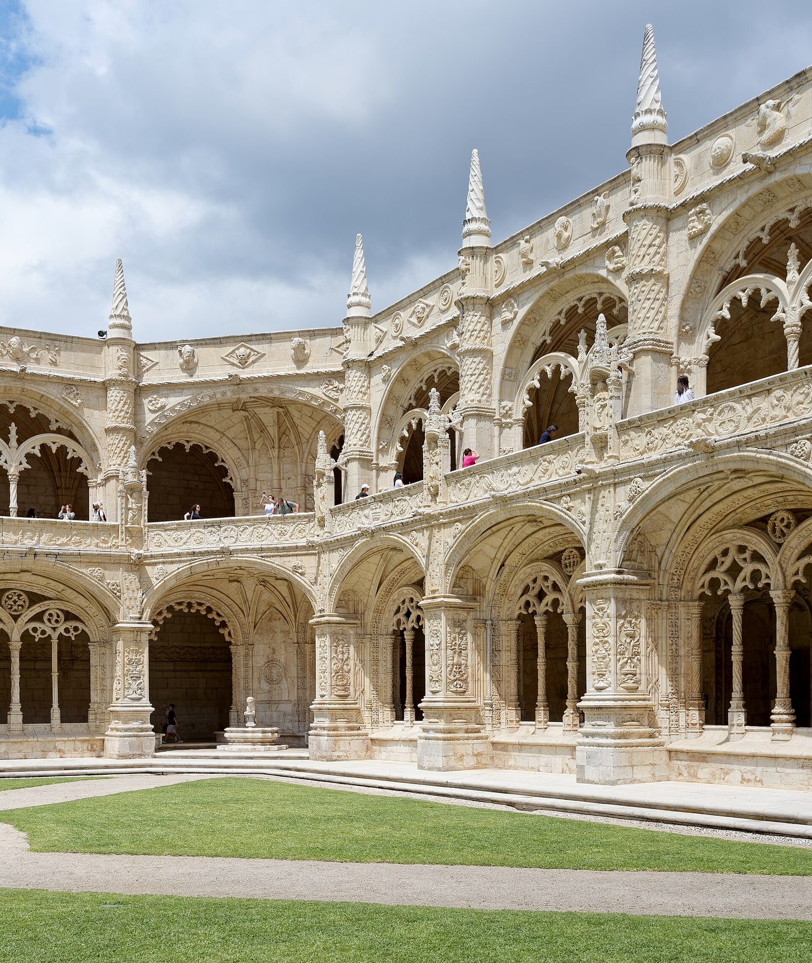 The cloister of the Jerónimos Monastery